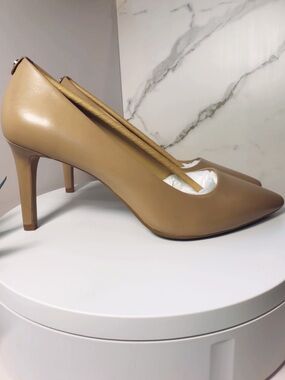 NIBMichael Kors Leather Dorothy Flex Pump in Khaki Women's Size 9.5 •New in Box